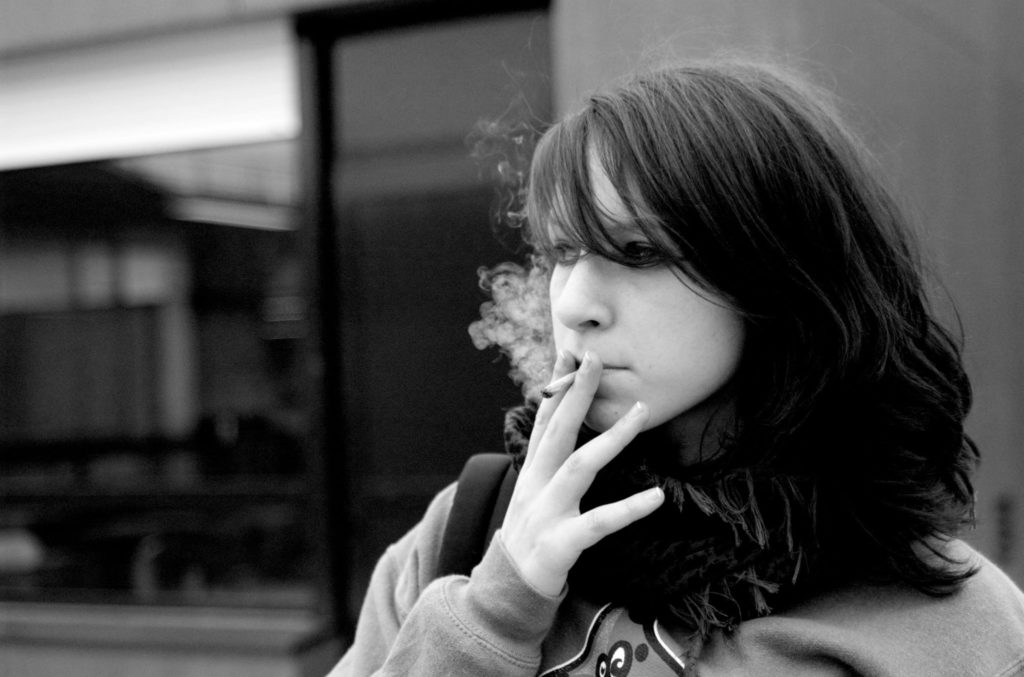 喫煙婚活女性必見 タバコを吸う女性って男性は正直どう思ってるの 婚活チェキ